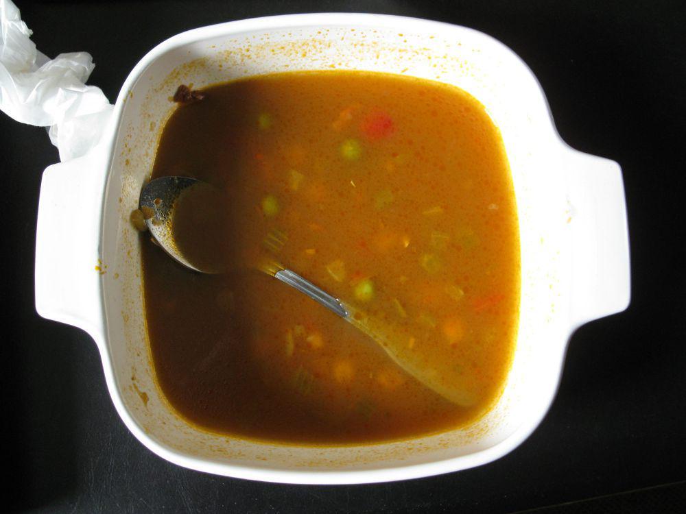 9 Momen Ngeselin saat Makan Sup, Sendoknya Nyemplung