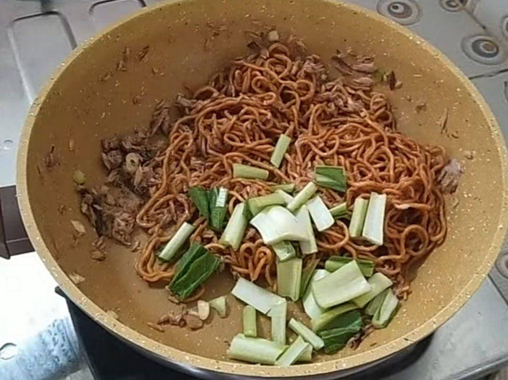 ilustrasi memasak mie goreng cakalang (YouTube.com/masak bareng saya)
