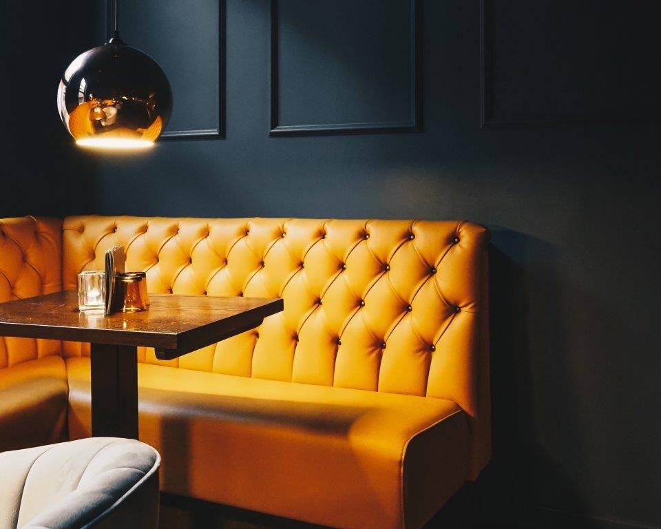 ilustrasi sofa berwarna kuning mustard (unsplash.com/Ambitious Studio*-Rick Barrett)