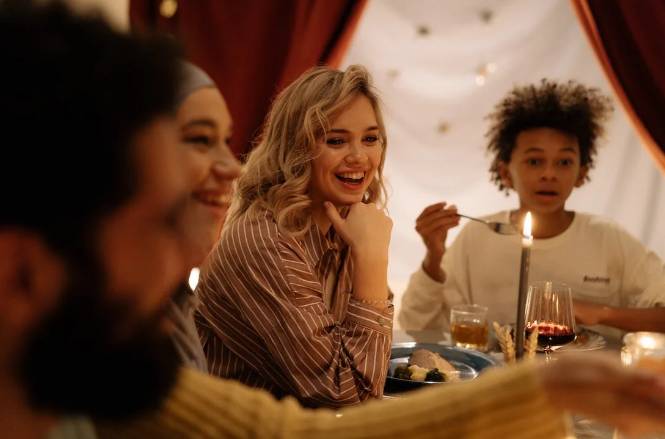 ilustrasi dinner keluarga (pexels.com/cottonbro)
