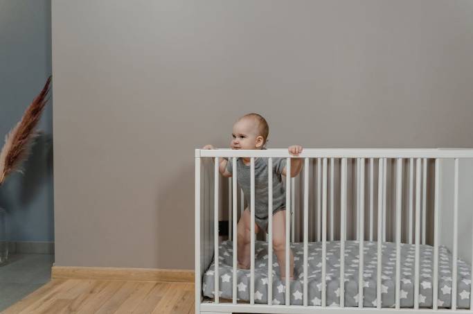 ilustrasi anak berada di crib (pexels.com/martproduction)