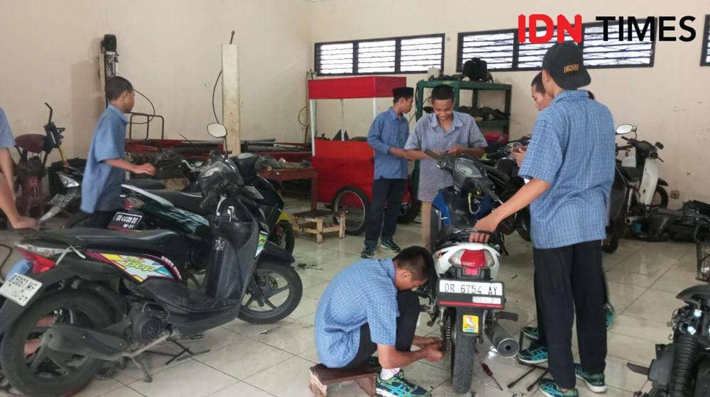 ABH di Balai Sosial Paramita Mataram dilatih keterampilan perbengkelan. (IDN Times/Muhammad Nasir)