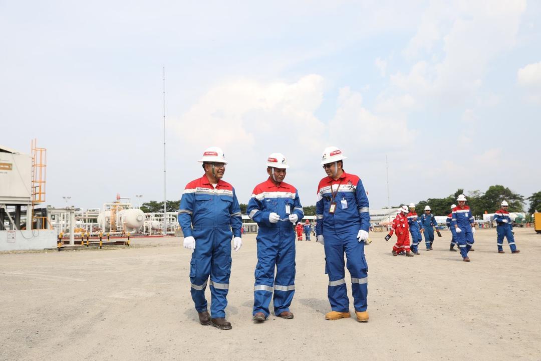 SVP Research and Technology Innovation Pertamina Oki Muraza, bersama Sekretaris Jenderal Dewan Energi Nasional (DEN) Djoko Siswanto, dan Direktur Pengembangan dan Produksi PT Pertamina Hulu Energi Awang Lazuardi saat meninjau Sumur Pad-A SKW.