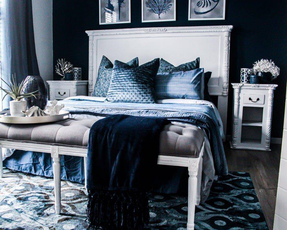 ilustrasi furnitur kamar berwarna putih (unsplash.com/Devon Janse van Rensburg)