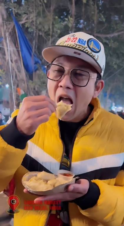 potret Denny Sumargo wisata kuliner di India (instagram.com/sumargodenny)