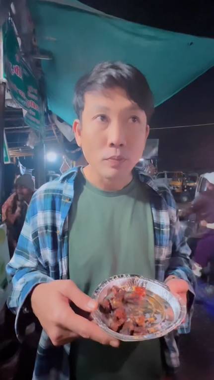 potret Denny Sumargo wisata kuliner di India (instagram.com/sumargodenny)