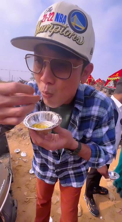 potret Denny Sumargo wisata kuliner di India (instagram.com/sumargodenny)