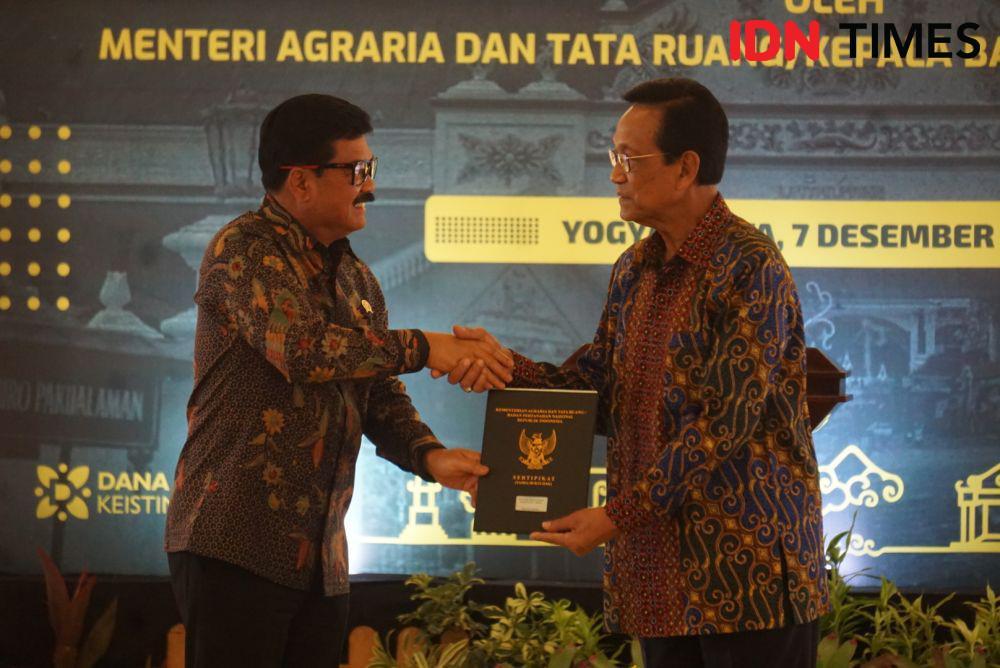 Kementerian ATR/BPN Serahkan Sertifikat Tanah Kasultanan dan Kadipaten