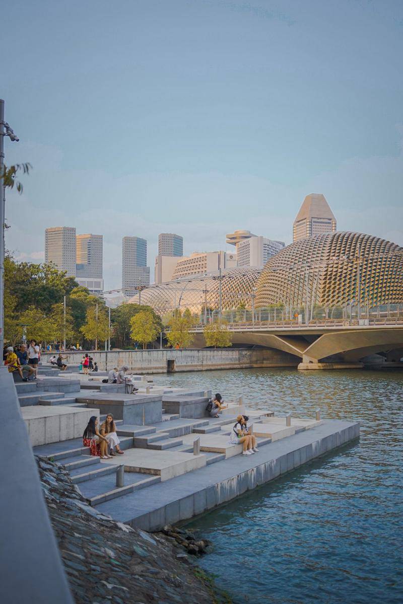Potret suasana di sekitar Esplanade Singapura. (unsplash.com/Eugenia Clara)