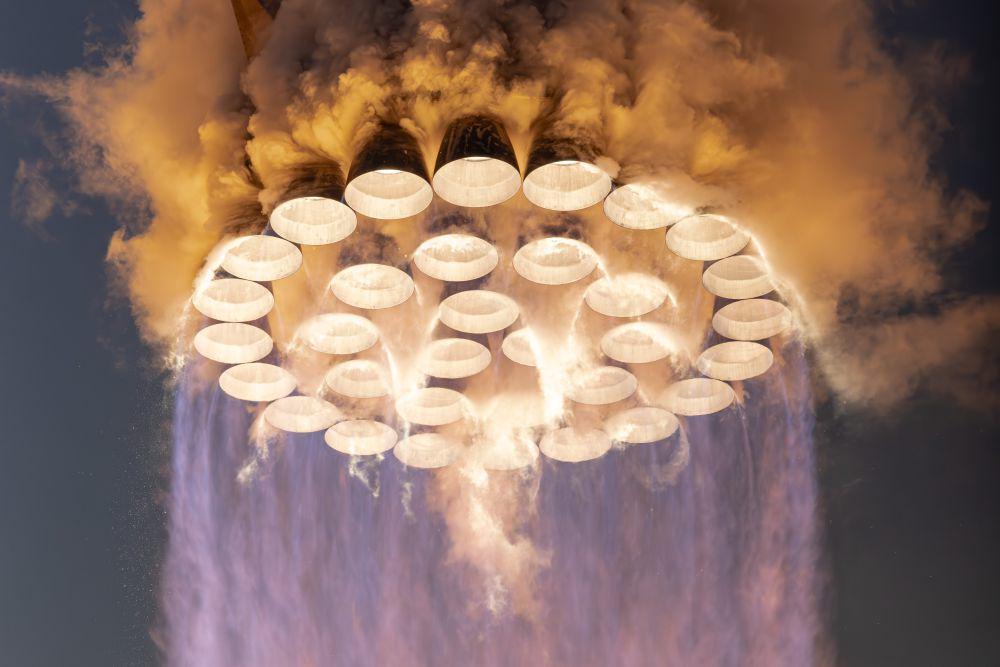 roket Super Heavy dengan 33 mesinnya yang menyala (x.com/spacex)