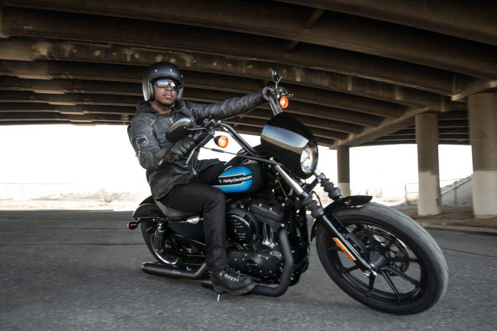 ilustrasi mengendarai motor kopling (unsplash.com/Harley-Davidson)