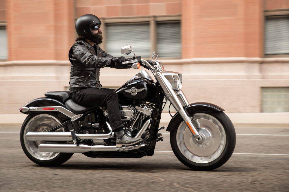 ilustrasi mengendarai motor kopling (unsplash.com/Harley-Davidson)