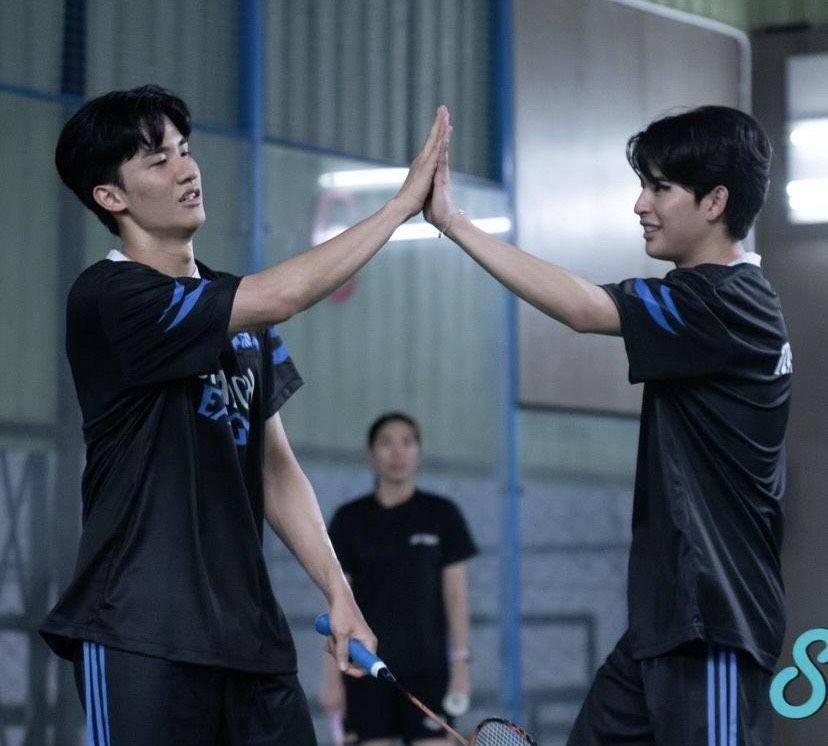 Tay Tawan main bulu tangkis (instagram.com/tawan_v)