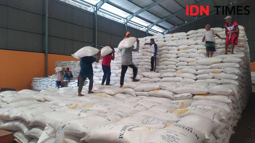 Sejumlah warga Lotim yang menjadi buruh panggul beras di gudang Bulog Lotim (Ruhaili)