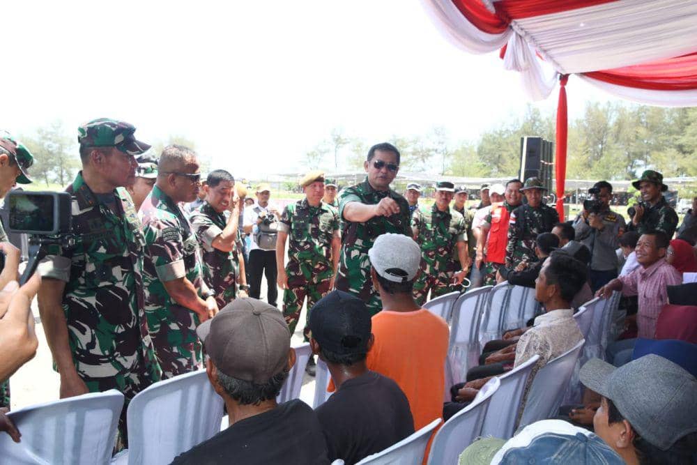 KSAD Jenderal TNI Maruli Simanjuntak juga berbincang dengan warga Kebumen yang datang di lokasi latihan menembak roket. (IDN Times/Dok Pendam IV Diponegoro Semarang)