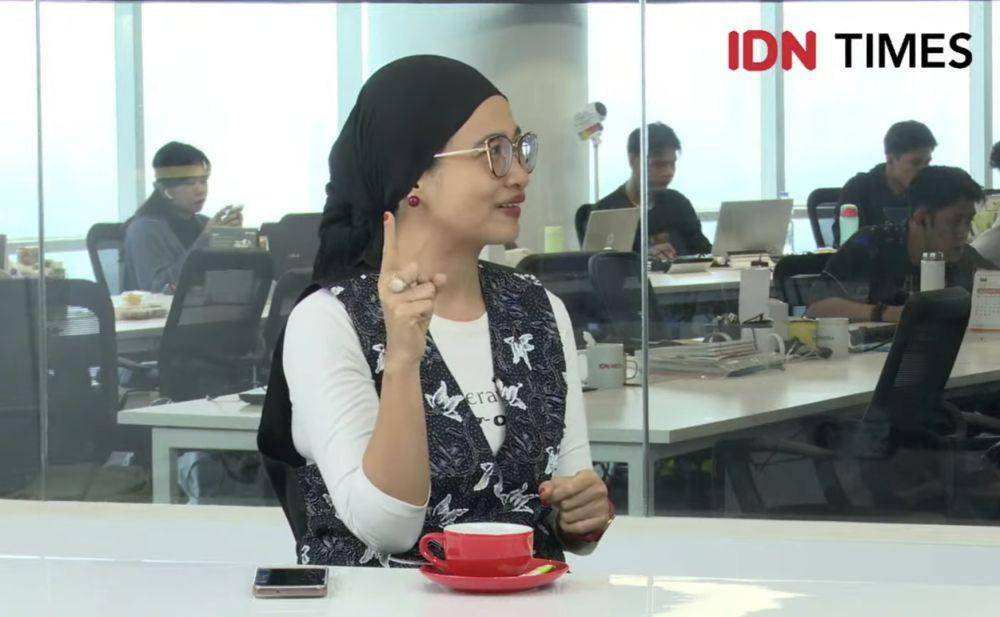 Penulis dan Novelis Okky Madasari (YouTube/IDN Times)
