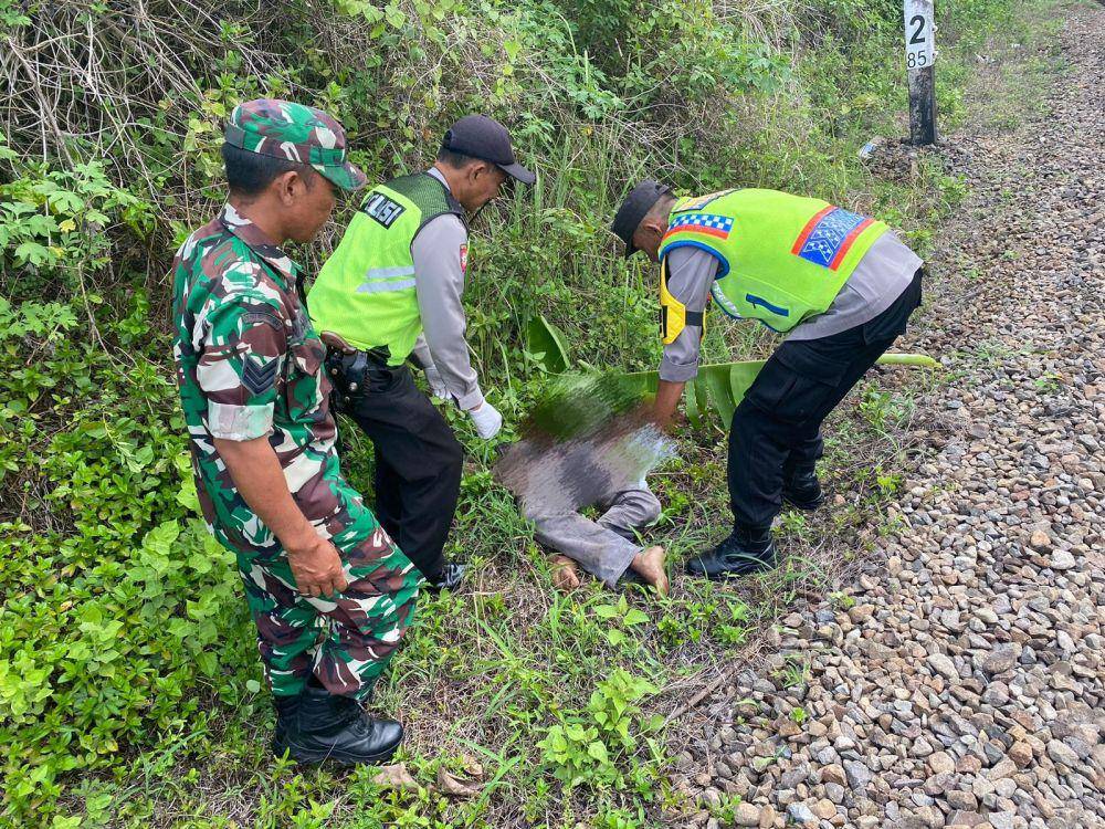 Evakuasi korban kecelakaan kereta api di Kabupaten Malang. (Dok. Polsek Sumberpucung)