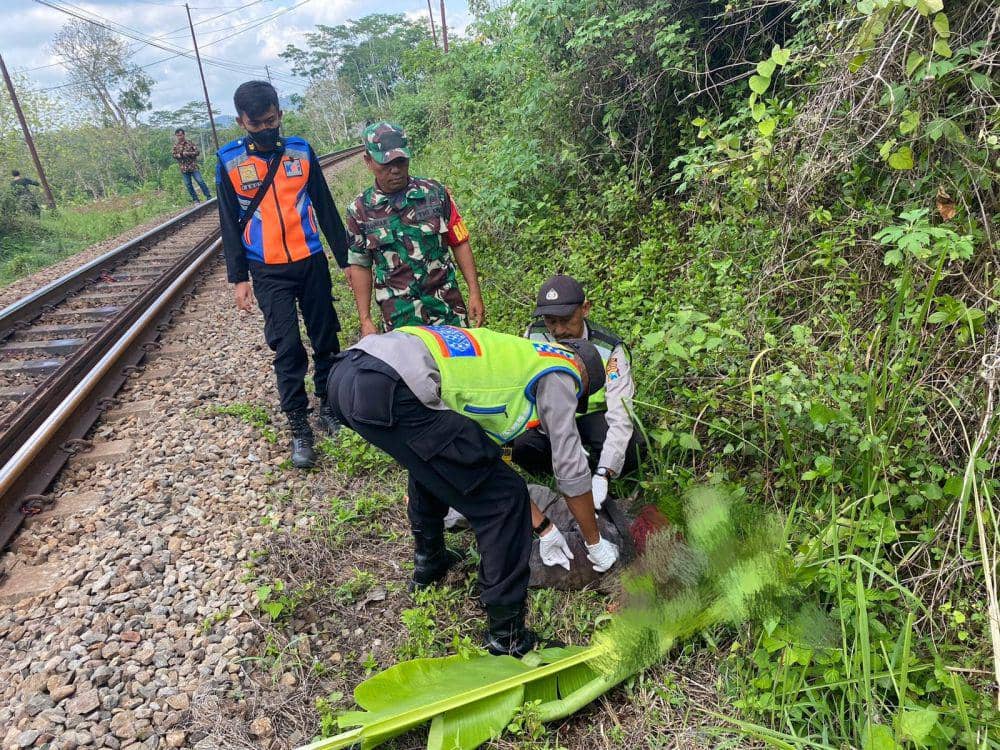 Evakuasi korban kecelakaan kereta api di Kabupaten Malang. (Dok. Polsek Sumberpucung)