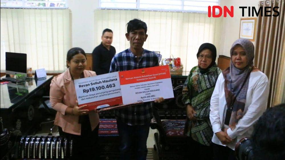 Mensos Tri Rismaharini memberikan bantuan kepada orang tua Revan Solluh Maulana yang menderita penyakit langka asal Sumbawa. (IDN Times/Muhammad Nasir)