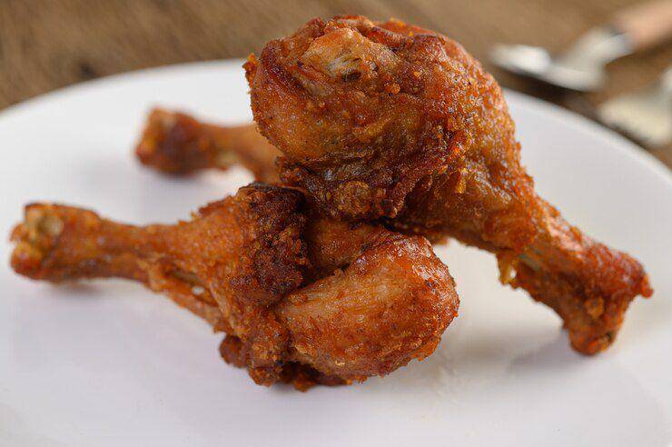 ayam goreng (freepik.com/jcomp)