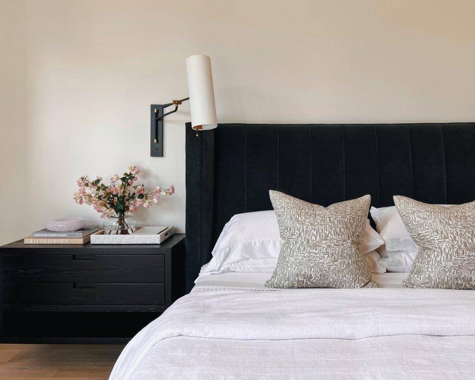 ilustrasi furnitur kamar berwarna hitam (unsplash.com/mk. s)