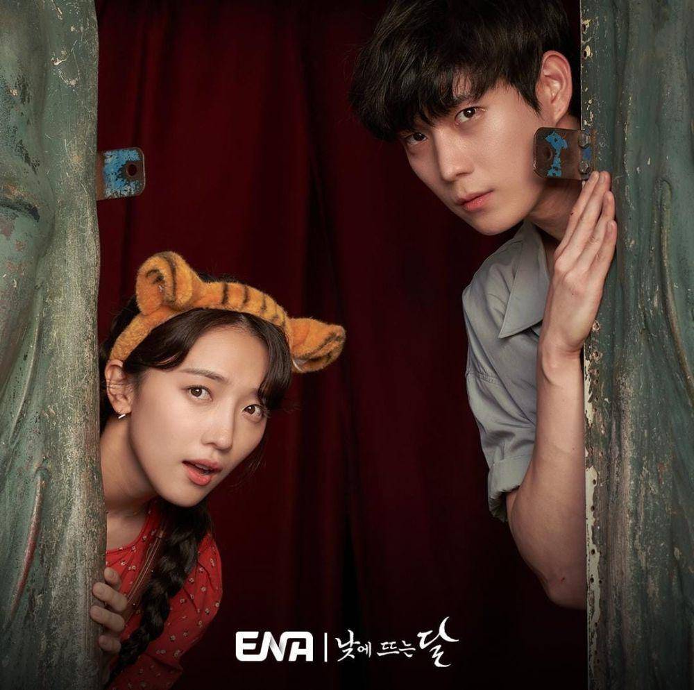Pyo Ye Jin dan Kim Young Dae di drama Moon in the Day (instagram.com/channel.ena.d)
