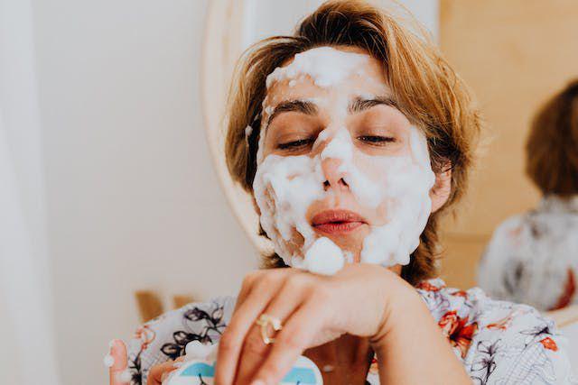 4 Rekomendasi Face Wash Lokal Ukuran Mini, Mudah Dibawa Bepergian!