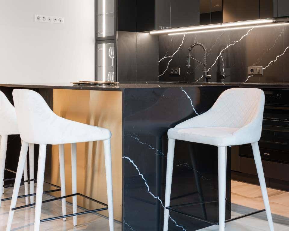ilustrasi furnitur dapur berwarna hitam (pexels.com/Max Rahubovskiy)