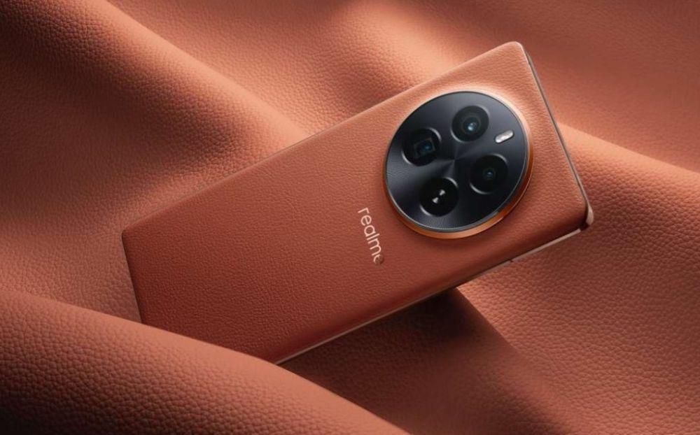 punggung realme GT5 Pro berwarna batu merah dengan bahan kulit sintesis (realme.com)