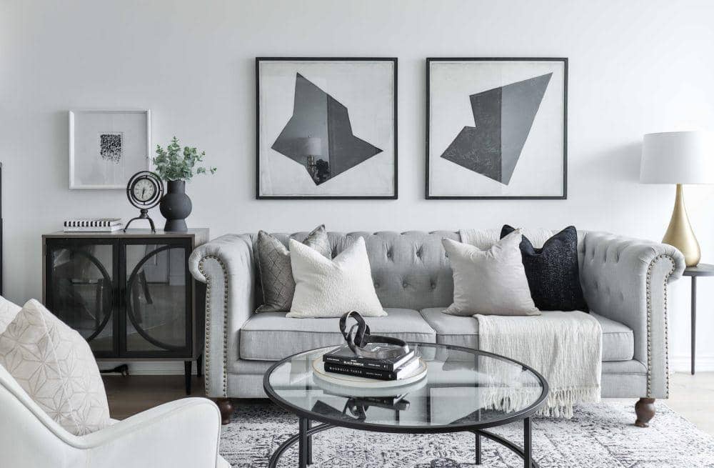 ilustrasi ruang tamu dengan sofa bernuansa abu-abu (unsplash.com/Sidekix Media)