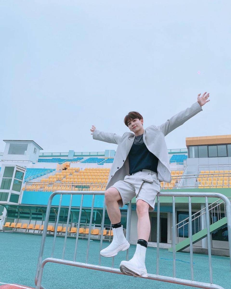 short denim jeans ala Jeonghan SEVENTEEN (instagram.com/jeonghaniyoo_n)