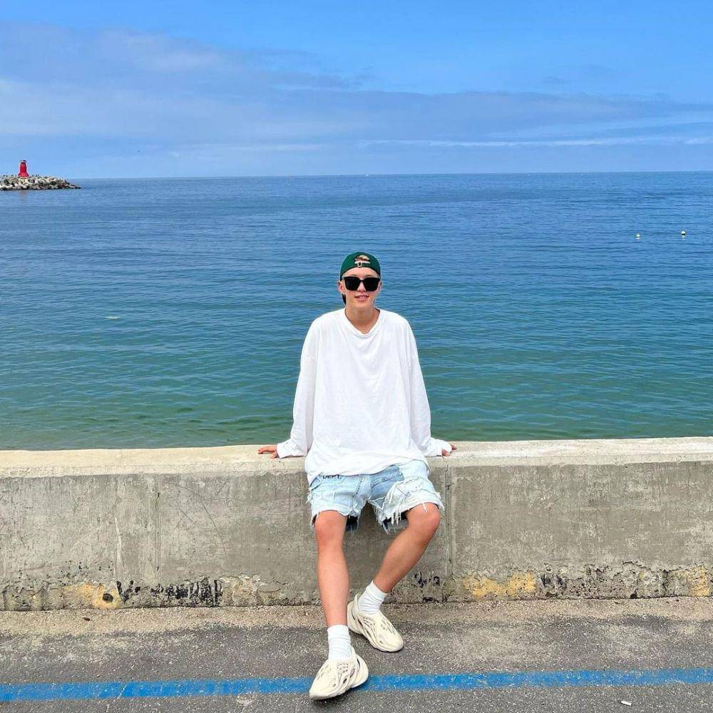 short denim jeans ala Hoshi SEVENTEEN (instagram.com/ho5hi_kwon)