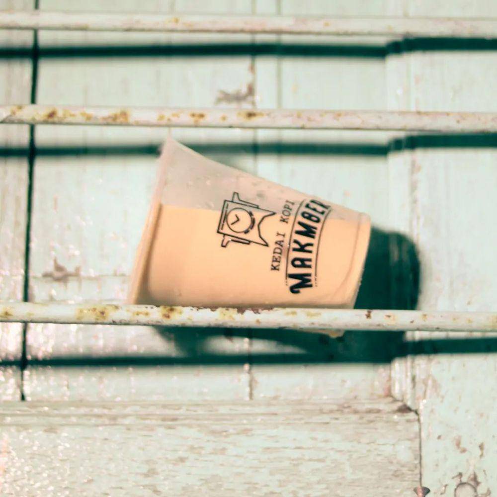 potrer minuman di Kedai Kopi Makmoer (instagram.com/makmoer.kedaikopi)