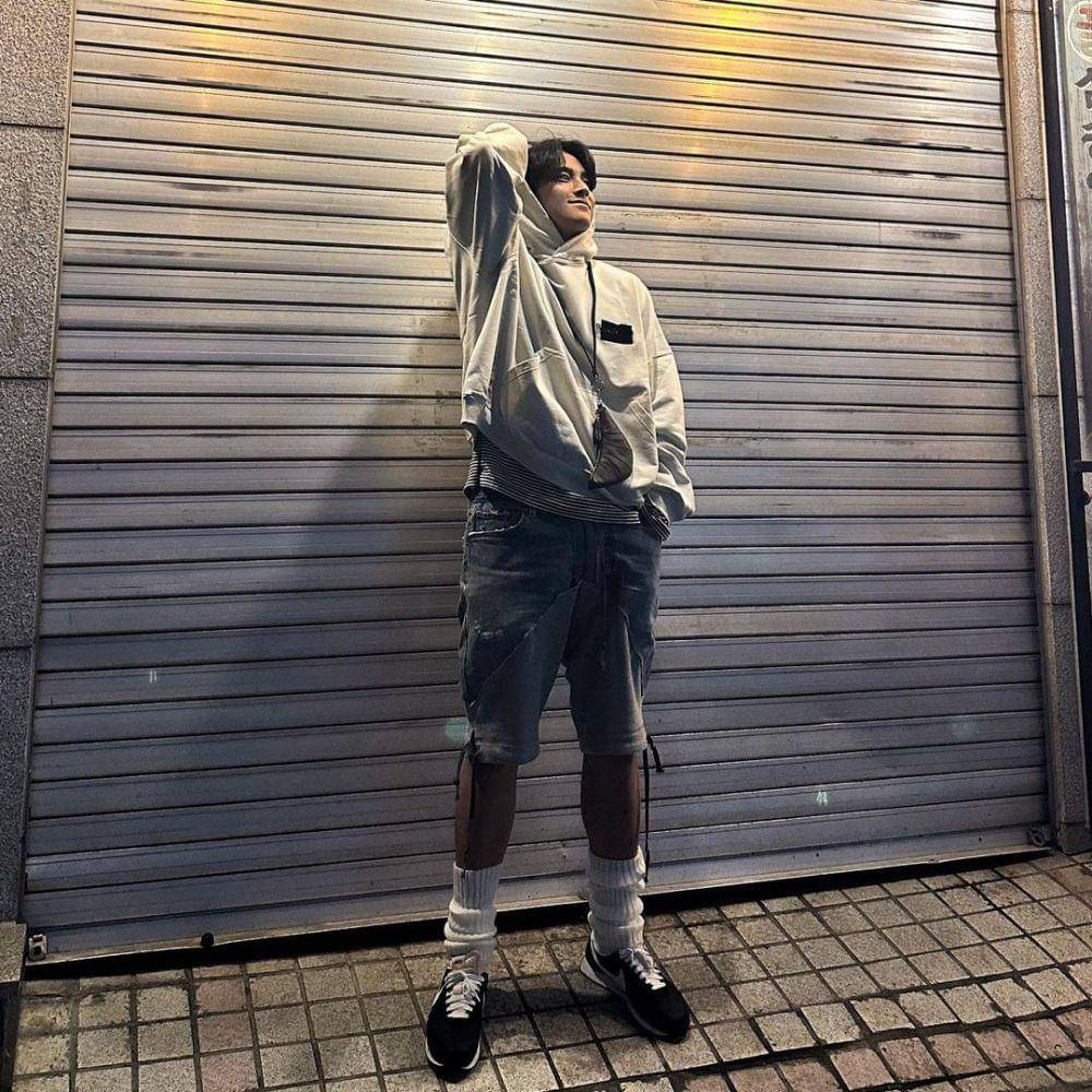 short denim jeans ala Mingyu SEVENTEEN (instagram.com/min9yu_k)