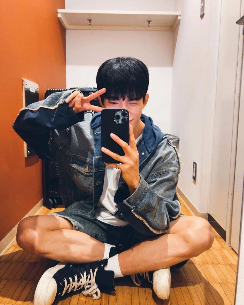 short denim jeans ala DK SEVENTEEN (instagram.com/dk_is_dokyeom)