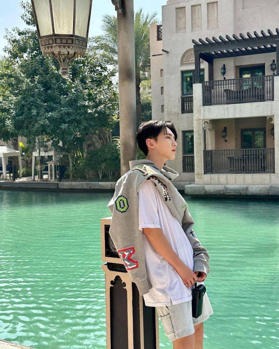 short denim jeans ala Hoshi SEVENTEEN (instagram.com/ho5hi_kwon)