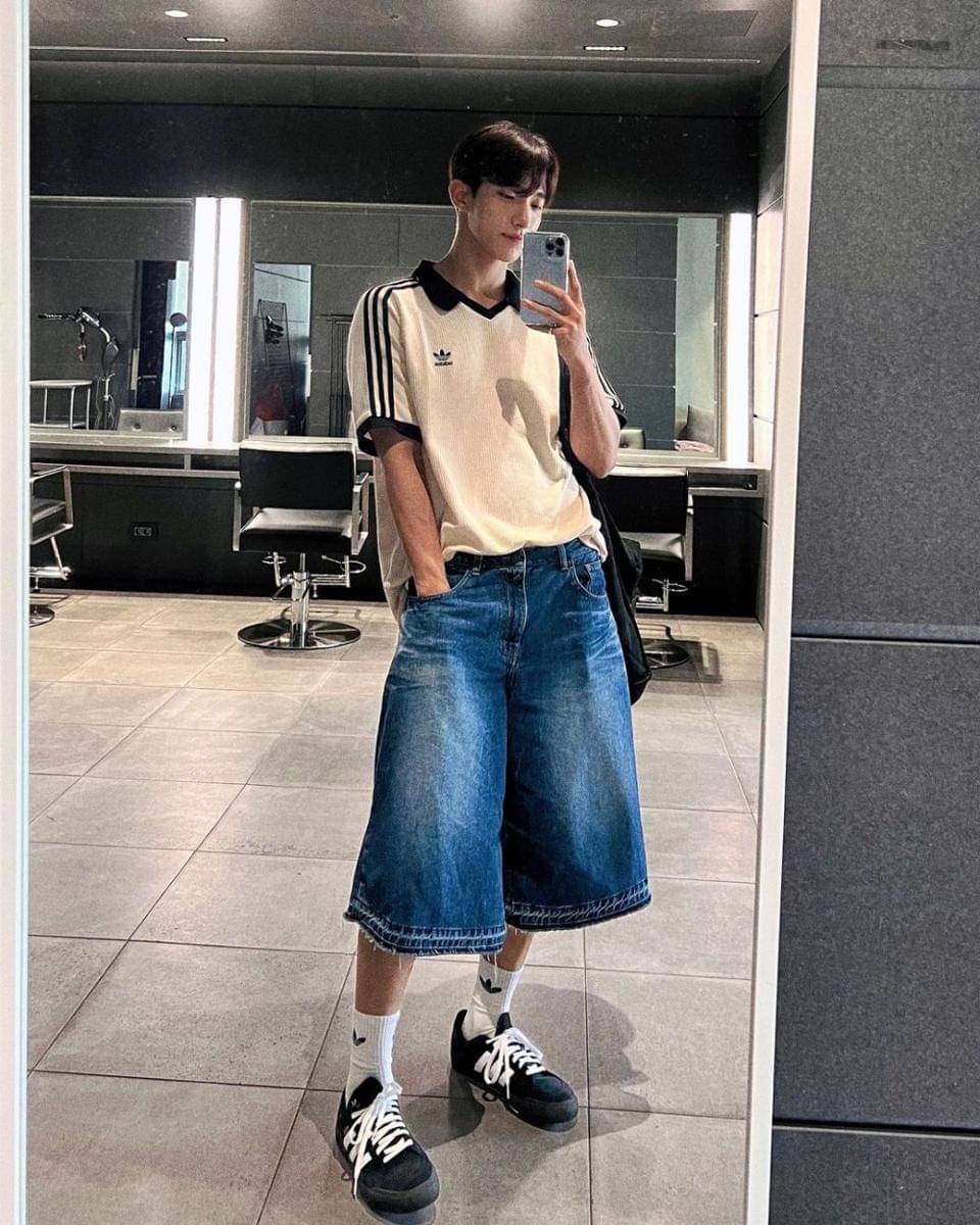 short denim jeans ala DK SEVENTEEN (instagram.com/dk_is_dokyeom)