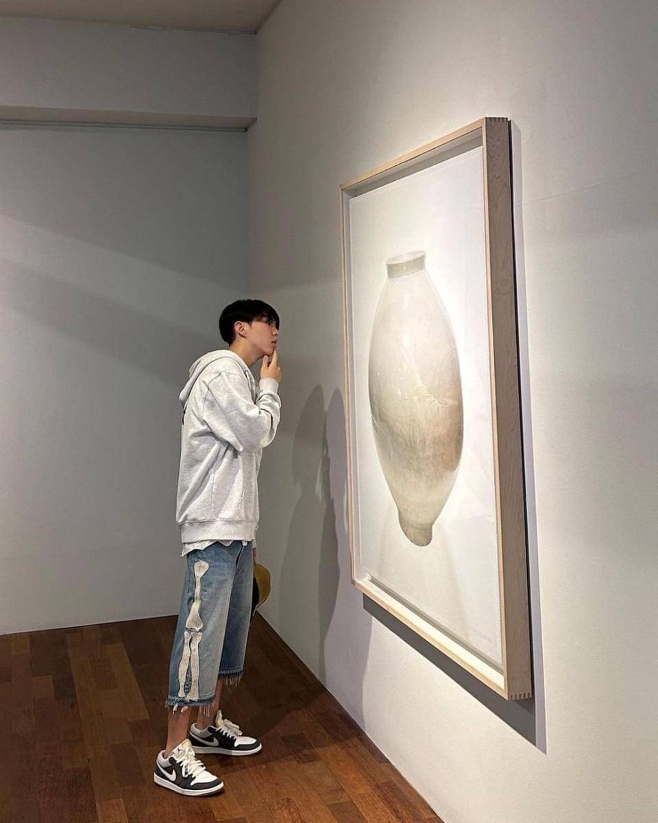 short denim jeans ala Hoshi SEVENTEEN (instagram.com/ho5hi_kwon)