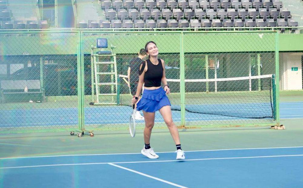 potret Luna Maya dan tim merah latihan tenis untuk sport party (instagram.com/lunamaya)