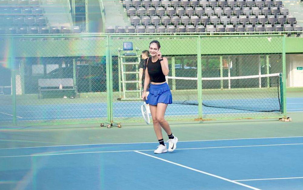 potret Luna Maya dan tim merah latihan tenis untuk sport party (instagram.com/lunamaya)