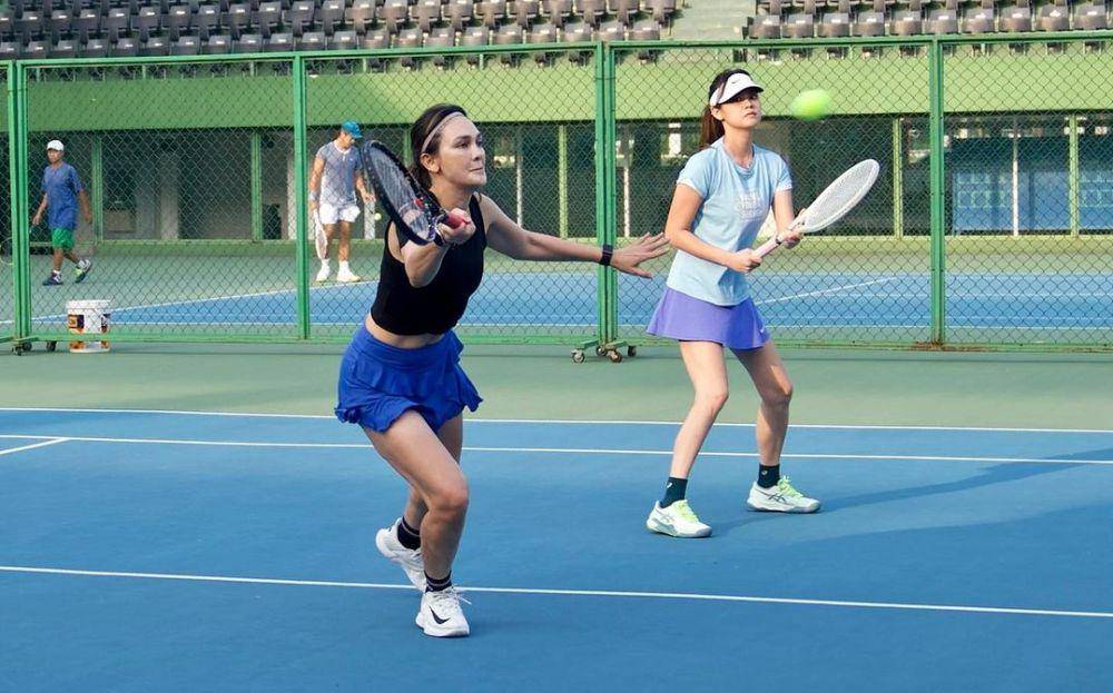 potret Luna Maya dan tim merah latihan tenis untuk sport party (instagram.com/lunamaya)