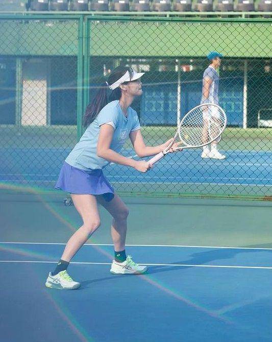 potret Luna Maya dan tim merah latihan tenis untuk sport party (instagram.com/lunamaya)