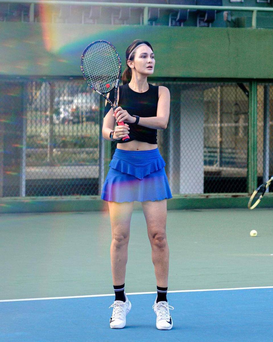 potret Luna Maya dan tim merah latihan tenis untuk sport party (instagram.com/lunamaya)