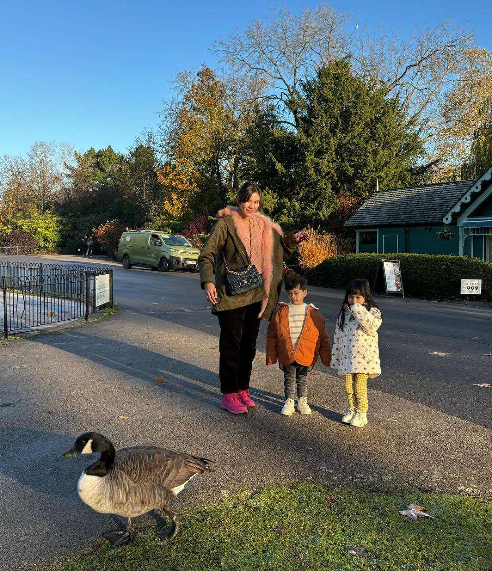 potret keluarga Syahnaz Sadiqah di London (instagram.com/syahnazs)