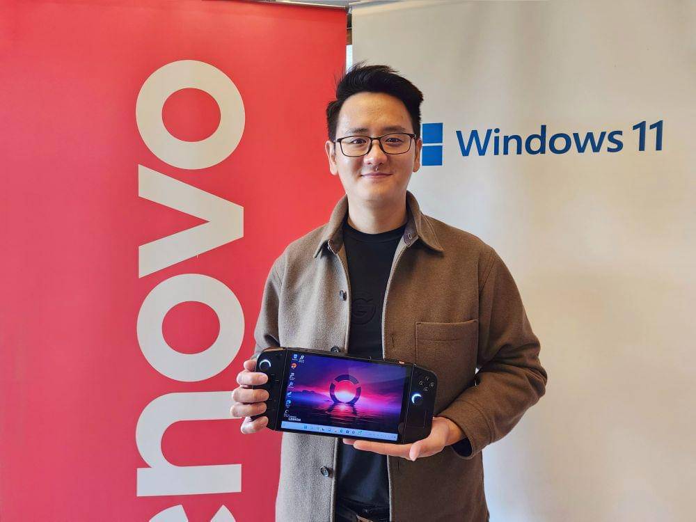 Tampilan Console Gaming Lenovo Legion Go oleh Hendry Lim selaku Consumer Product Manager - Premium Category Lenovo Indonesia. (Dok. Lenovo).