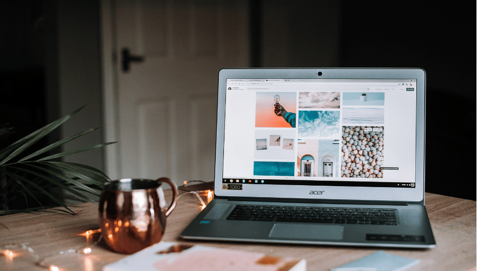 Laptop acer di atas meja (unsplash.com/Anete Lūsiņa)