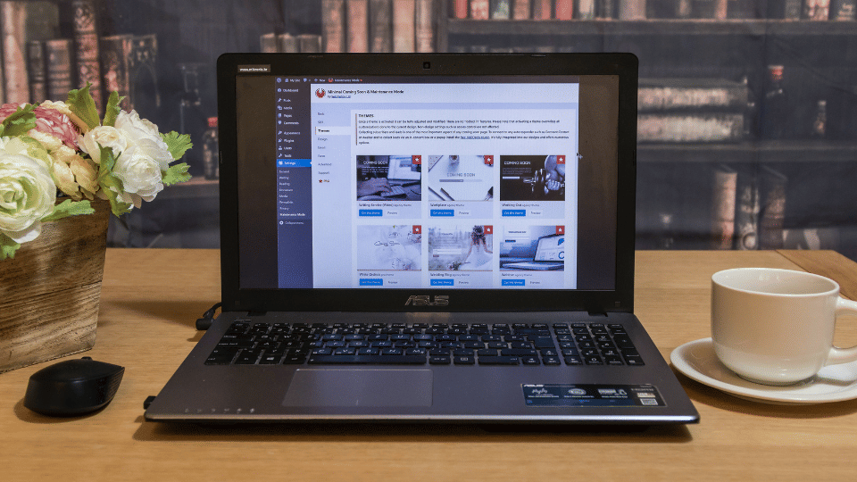 Laptop asus di atas meja (unsplash.com/WebFactory Ltd)