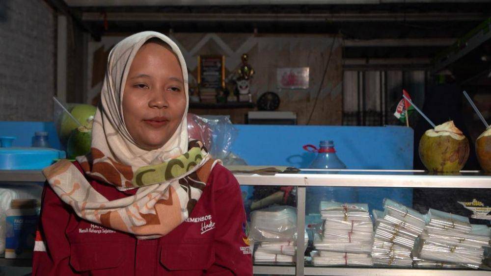 PT Pos Indonesia (Persero) menyalurkan bantuan program Pahlawan Ekonomi Nusantara (PENA) dari Kementerian Sosial (Kemensos) kepada keluarga penerima manfaat (KPM) yang terdaftar di Data Terpadu Kesejahteraan Sosial. (dok. PT Pos Indonesia)
