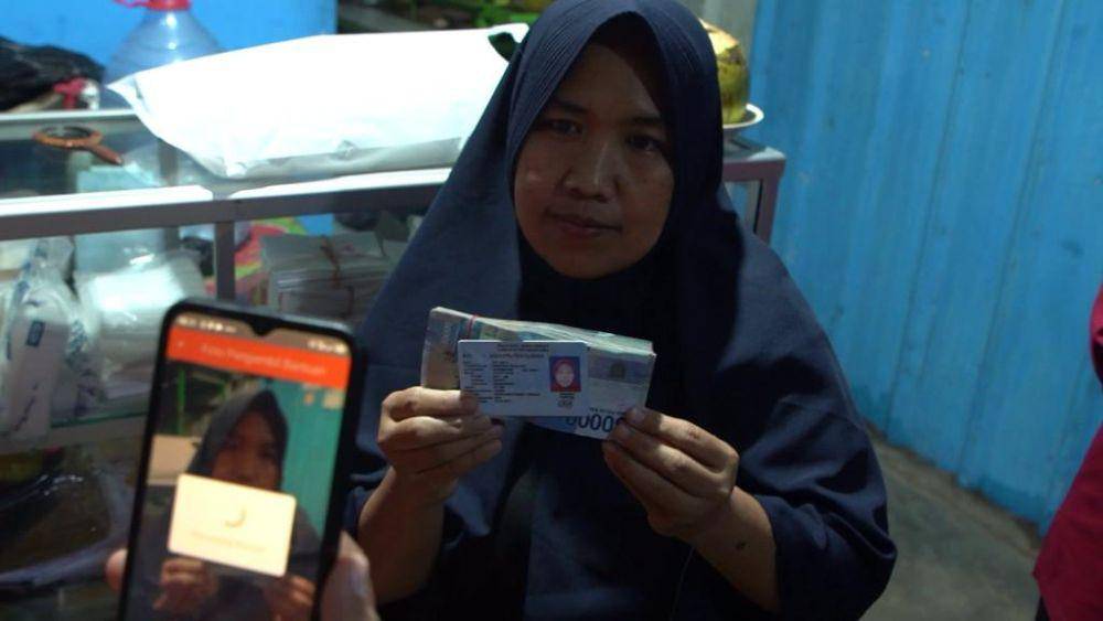 PT Pos Indonesia (Persero) menyalurkan bantuan program Pahlawan Ekonomi Nusantara (PENA) dari Kementerian Sosial (Kemensos) kepada keluarga penerima manfaat (KPM) yang terdaftar di Data Terpadu Kesejahteraan Sosial. (dok. PT Pos Indonesia)