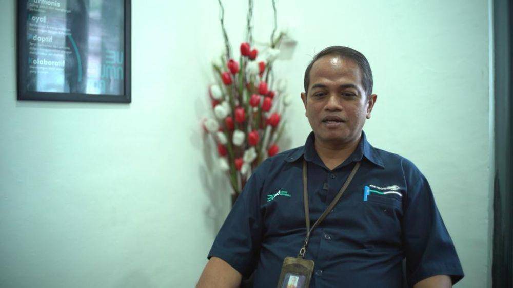 PT Pos Indonesia (Persero) menyalurkan bantuan program Pahlawan Ekonomi Nusantara (PENA) dari Kementerian Sosial (Kemensos) kepada keluarga penerima manfaat (KPM) yang terdaftar di Data Terpadu Kesejahteraan Sosial. (dok. PT Pos Indonesia)